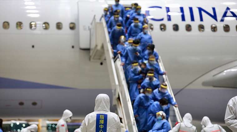 穿著防護衣、配戴口罩的返台國人陸續下機,配合相關檢疫措施。(圖/中央流行疫情指揮中心提供) 穿著防護衣、配戴口罩的返台國人陸續下機,配合相關檢疫措施。(圖/中央流行疫情指揮中心提供)