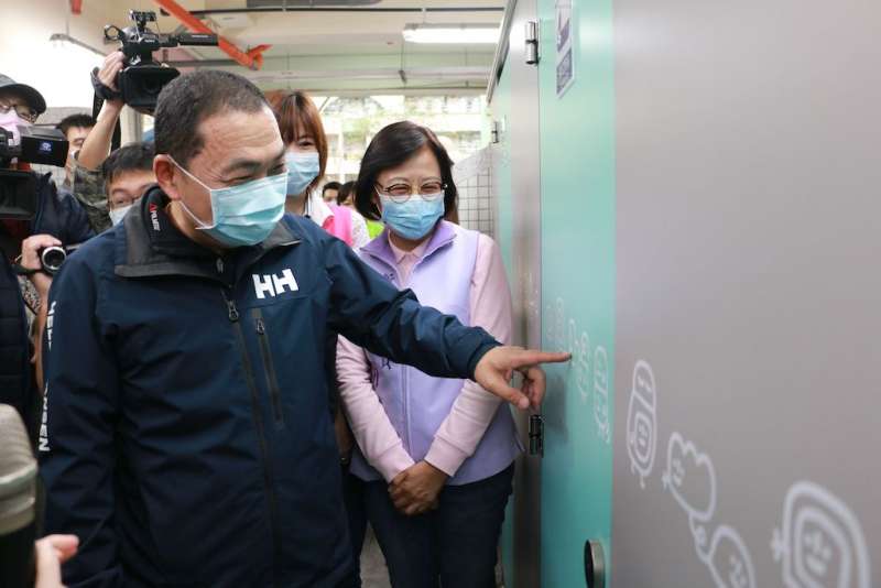 五華國小學童為市長侯友宜及貴賓們解說門上動物圖案設計的意涵。(圖/李梅瑛攝) 五華國小學童為市長侯友宜及貴賓們解說門上動物圖案設計的意涵。(圖/李梅瑛攝)