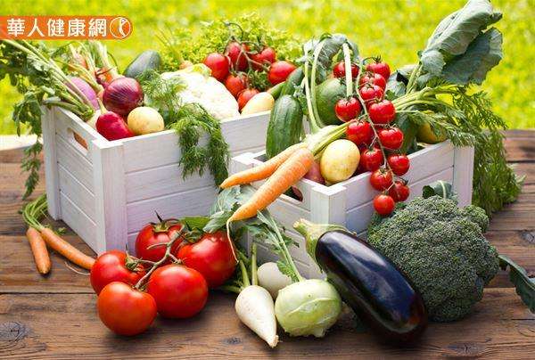 適當攝取蔬果能增加飽足感、降低熱量攝取,當中富含的膳食纖維成分,也有利促進腸胃蠕動、幫助腸道內好菌生長。因此,足量攝取非常重要。(圖/華人健康網) 適當攝取蔬果能增加飽足感、降低熱量攝取,當中富含的膳食纖維成分,也有利促進腸胃蠕動、幫助腸道內好菌生長。因此,足量攝取非常重要。(圖/華人健康網)