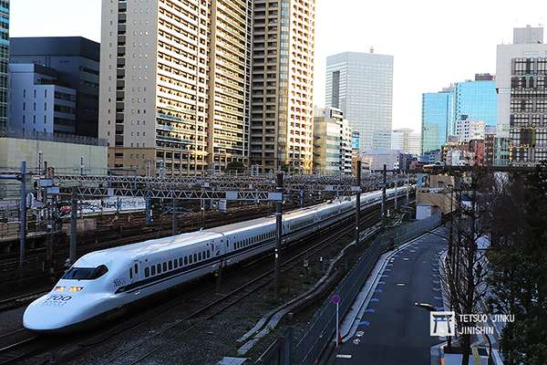 3月12日清晨，C54編成廢車回送，列車經過田町時，運轉士還鳴笛向送別的鐵道迷致意。（攝影：陳威臣）圖／想想論壇