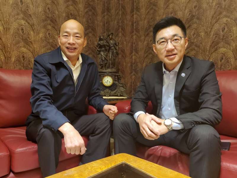 國民黨新任主席江啟臣(右)15日與立院黨團幹部一起到高雄拜會市長韓國瑜(左)。(高雄市政府提供) 國民黨新任主席江啟臣(右)15日與立院黨團幹部一起到高雄拜會市長韓國瑜(左)。(高雄市政府提供)