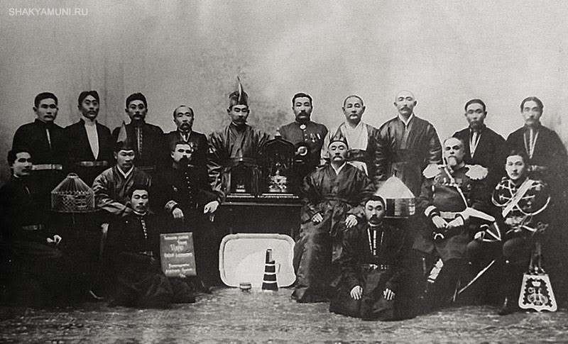1909年阿斯特拉罕首長I.N. Sokolovsky(中排右二)與喀爾瑪克貴族合影。(桑志提供) 1909年阿斯特拉罕首長I.N. Sokolovsky(中排右二)與喀爾瑪克貴族合影。(桑志提供)