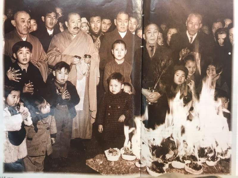 流亡歐洲即使在惡劣的生活環境中,仍然保持傳統的宗教生活。(吉佳提供) 流亡歐洲即使在惡劣的生活環境中,仍然保持傳統的宗教生活。(吉佳提供)