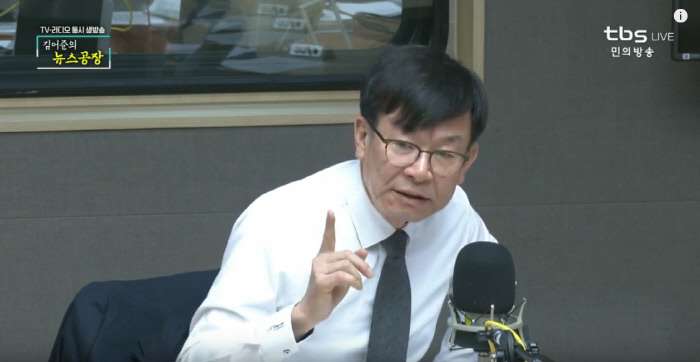 青瓦台政策室長金尙祚出演廣播節目時,提到台灣實名制購買口罩與禮讓使用的經驗,認為「台灣行,南韓也辦得到」。(截圖自TBS 《金於俊的新聞工廠》錄影畫面)圖/想想論壇 青瓦台政策室長金尙祚出演廣播節目時,提到台灣實名制購買口罩與禮讓使用的經驗,認為「台灣行,南韓也辦得到」。(截圖自TBS 《金於俊的新聞工廠》錄影畫面)圖/想想論壇