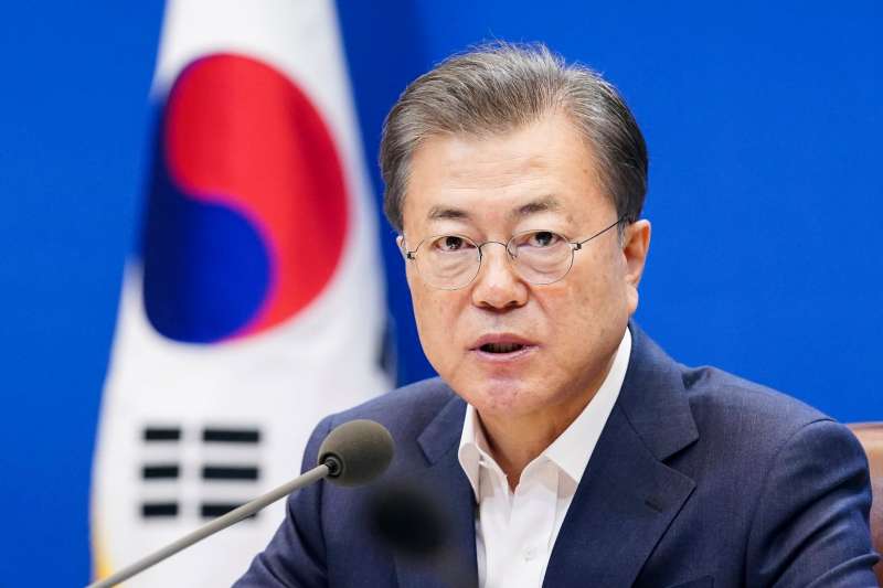 文在寅政府仿效台灣推動口罩實名購買與政府統銷制度,卻引發保守派媒體批評是走「社會主義」的道路。圖/想想論壇 文在寅政府仿效台灣推動口罩實名購買與政府統銷制度,卻引發保守派媒體批評是走「社會主義」的道路。圖/想想論壇