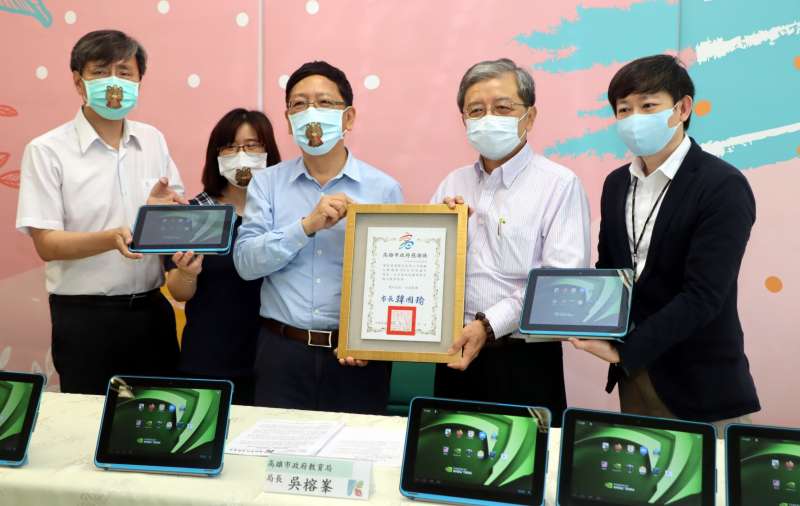 師生線上學習獲企業支持,緯創資通公司愛心不落人後,捐出100台平板電腦、頂揚科技也提供行動載 具物流運送服務。( 圖/徐炳文攝) 師生線上學習獲企業支持,緯創資通公司愛心不落人後,捐出100台平板電腦、頂揚科技也提供行動載 具物流運送服務。( 圖/徐炳文攝)