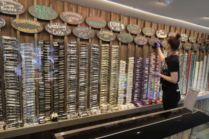 位於美國西雅圖一間大麻店,在封城令下仍然得以如常經營。(AP) 位於美國西雅圖一間大麻店,在封城令下仍然得以如常經營。(AP)