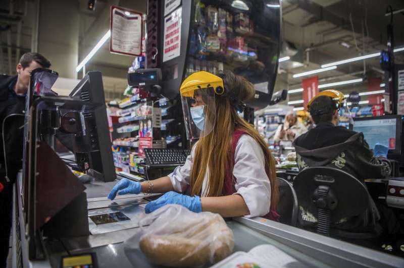 匈牙利超商的收銀員戴上面罩預防感染。(AP) 奧爾班率領的青民盟在國會佔2/3席次。(AP)