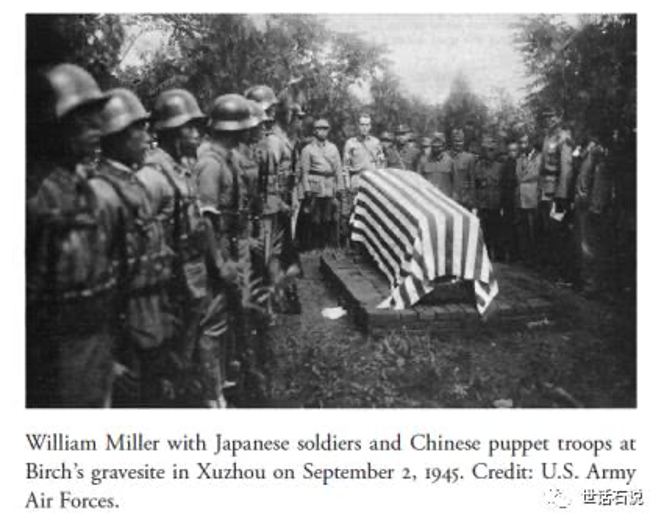 1945年9月2日,郝鵬舉為遭中共殺害的OSS幹員伯奇舉辦喪禮,可以見到他手下和平建國軍第8方面軍的將士頭上佩戴德製M35鋼盔。(圖片由作者提供) 1945年9月2日,郝鵬舉為遭中共殺害的OSS幹員伯奇舉辦喪禮,可以見到他手下和平建國軍第8方面軍的將士頭上佩戴德製M35鋼盔。(圖片由作者提供)