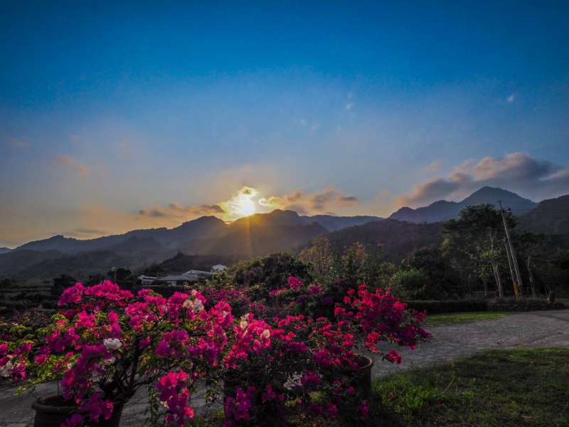 位處偏遠的西阿里關山，以黑糖產業著稱，無論夜晚賞景還是清晨追破曉都很美。（圖／翻攝自，陳宜珺@Facebook）