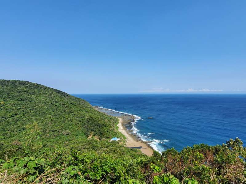 從高處眺望溪仔口,海天一色,景色絕美。(圖/翻攝自,道教 玉皇玉聖宮 天公廟@Facebook) 從高處眺望溪仔口,海天一色,景色絕美。(圖/翻攝自,道教 玉皇玉聖宮 天公廟@Facebook)