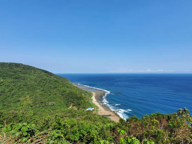 從高處眺望溪仔口，海天一色，景色絕美。（圖／翻攝自，道教 玉皇玉聖宮 天公廟@Facebook）