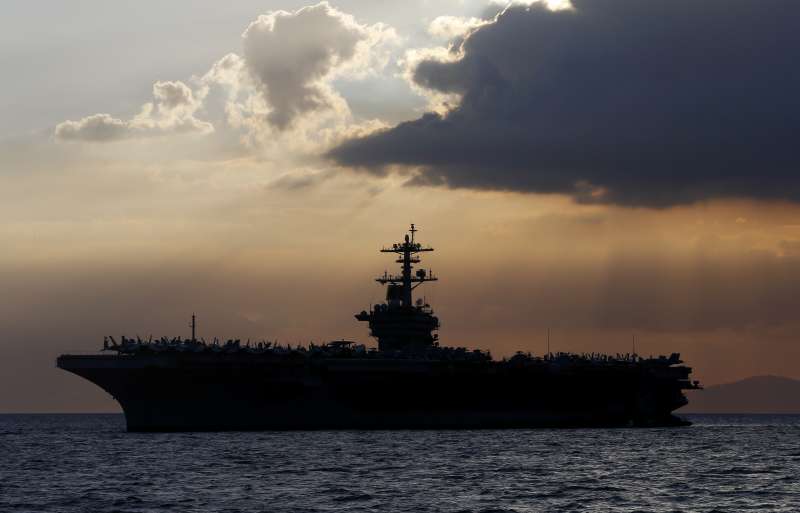 美國航空母艦「羅斯福號」爆發新冠疫情,百人確診,然而先前向軍方高層寄出求救信的艦長克勞齊,卻因此遭海軍代理部長開除。(AP) 美國航空母艦「羅斯福號」爆發新冠疫情,百人確診,然而先前向軍方高層寄出求救信的艦長克勞齊,卻因此遭海軍代理部長開除。(AP)