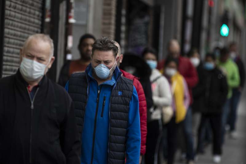 西班牙民眾戴著口罩排隊入商店。武漢肺炎疫情衝擊經濟,西班牙政府擬推無條件基本收入(UBI)。(AP) 西班牙民眾戴著口罩排隊入商店。武漢肺炎疫情衝擊經濟,西班牙政府擬推無條件基本收入(UBI)。(AP)