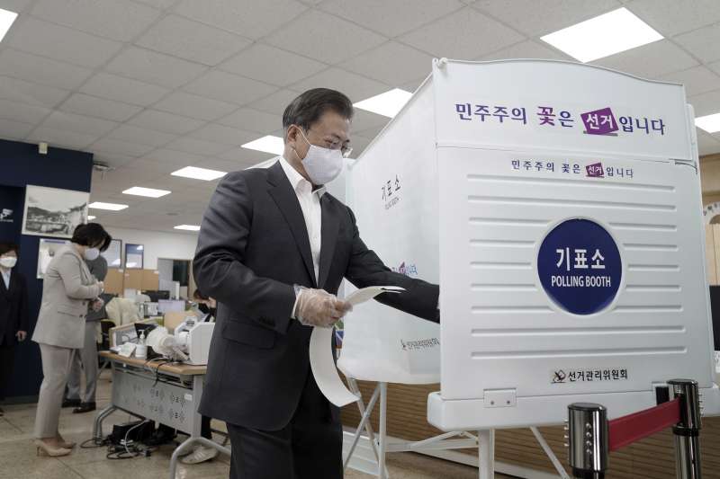 南韓國會大選:南韓總統文在寅提前投票(AP) 南韓國會大選:南韓總統文在寅提前投票(AP)