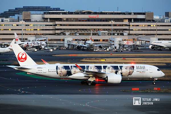 第六代彩繪機的右側塗裝,則是10年前第一代「JAL嵐JET」的設計,兩側塗裝不同,象徵世代傳承,也傳達出ARASHI彩繪機即將畫下句點。(攝影:陳威臣) 第六代彩繪機的右側塗裝,則是10年前第一代「JAL嵐JET」的設計,兩側塗裝不同,象徵世代傳承,也傳達出ARASHI彩繪機即將畫下句點。(攝影:陳威臣)