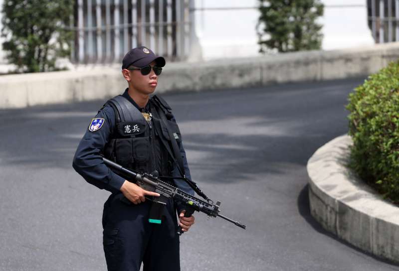 20200416-總統府憲兵營近年換穿黑色勤務服取代過去的甲服,希望提升勤員反應時的靈活性,另外國軍制式的T91步槍(見圖),在這邊也裝上把手、槍燈等裝備,防火帽採鋸齒狀以利近身格鬥。(蘇仲泓攝) 20200416-總統府憲兵營近年換穿黑色勤務服取代過去的甲服,希望提升勤員反應時的靈活性,另外國軍制式的T91步槍(見圖),在這邊也裝上把手、槍燈等裝備,防火帽採鋸齒狀以利近身格鬥。(蘇仲泓攝)