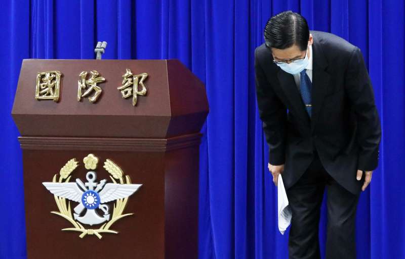 20200421-國防部今(21)日晚間召開記者會,針對敦睦艦隊官兵群聚感染一事作說明。圖為國防部長嚴德發。(蘇仲泓攝) 20200421-國防部今(21)日晚間召開記者會,針對敦睦艦隊官兵群聚感染一事作說明。圖為國防部長嚴德發。(蘇仲泓攝)