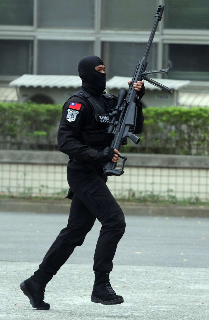 20200422-M107A1重型狙擊槍為我國軍口徑最大之狙擊槍,這次在陸航空用武器射擊演練中因空中狙擊課目而曝光,其實另外一支軍方特勤隊「憲兵特勤隊」亦有相關裝備,並於部慶活動中對外展示。(資料照,蘇仲泓攝) 20200422-M107A1重型狙擊槍為我國軍口徑最大之狙擊槍,這次在陸航空用武器射擊演練中因空中狙擊課目而曝光,其實另外一支軍方特勤隊「憲兵特勤隊」亦有相關裝備,並於部慶活動中對外展示。(資料照,蘇仲泓攝)