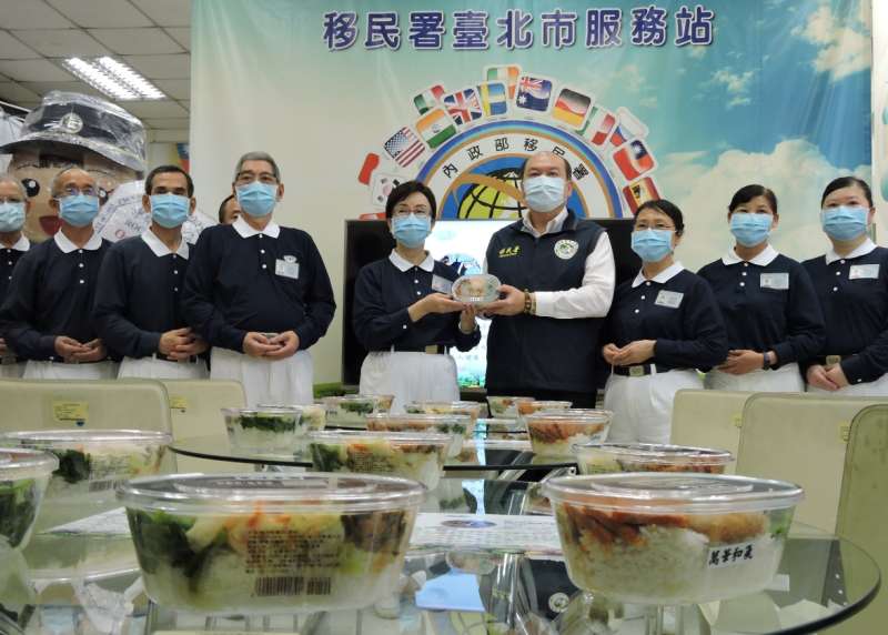 慈濟基金會志工提供移民署近400份素食便當,在移民署臺北市服務站分享,倡導響應素食增加身體健康,提升免疫力進而抵抗疫情。(圖/慈濟基金會提供) 慈濟基金會志工提供移民署近400份素食便當,在移民署臺北市服務站分享,倡導響應素食增加身體健康,提升免疫力進而抵抗疫情。(圖/慈濟基金會提供)