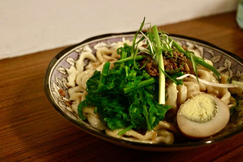 大陸婆婆麵食館的油潑麵(攝影/賴韻琳) 大陸婆婆麵食館的油潑麵(攝影/賴韻琳)