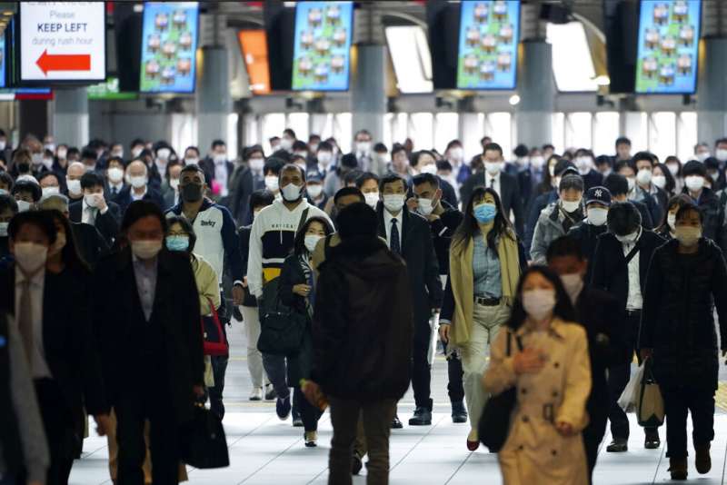 雖然安倍晉三呼籲民眾盡量在家辦公,東京地鐵站裡的上班族依舊趕著通勤。(美聯社) 雖然安倍晉三呼籲民眾盡量在家辦公,東京地鐵站裡的上班族依舊趕著通勤。(美聯社)