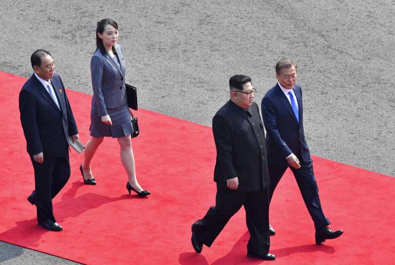 金正恩與文在寅2018年在板門店碰面,金與正也隨同出席。(美聯社) 金正恩與文在寅2018年在板門店碰面,金與正也隨同出席。(美聯社)