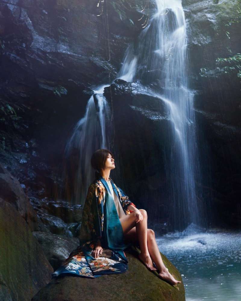 蝙蝠洞傾瀉而下的瀑布有著滿滿仙氣。(圖/IG@gossip_men_king授權提供) 蝙蝠洞傾瀉而下的瀑布有著滿滿仙氣。(圖/IG@gossip_men_king授權提供)