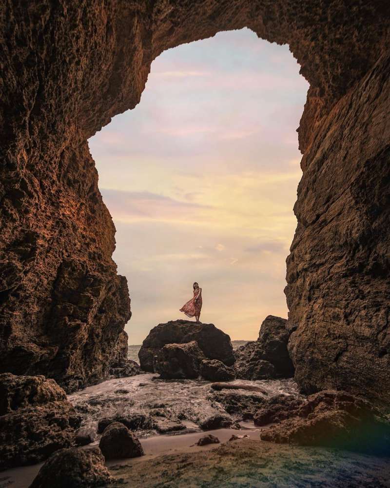 柴山秘境有壯麗的天然海蝕洞。(圖/IG@allenlo0809授權提供) 柴山秘境有壯麗的天然海蝕洞。(圖/IG@allenlo0809授權提供)