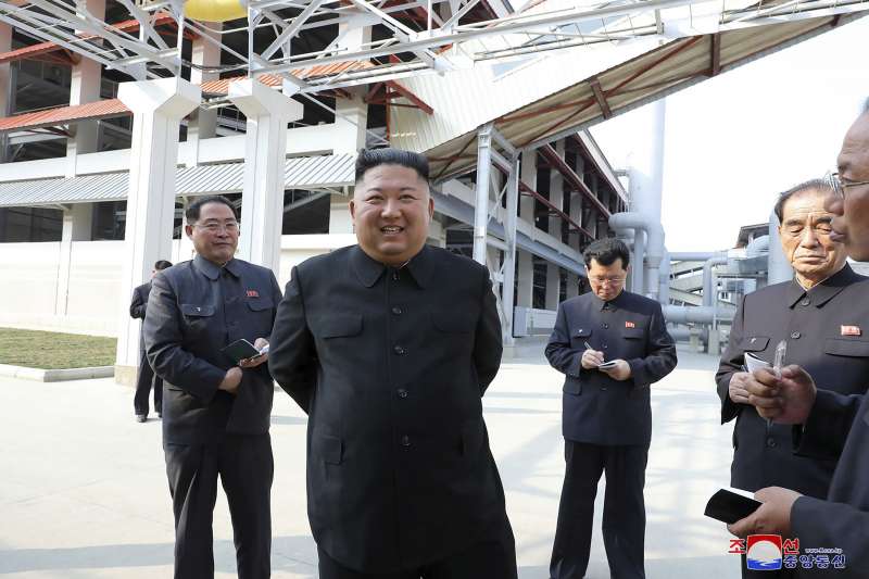 2020年5月1日,北韓最高領導人金正恩視察平安南道順川磷肥廠,這是金正恩神隱20天後第一次現身。(AP) 2020年5月1日,北韓最高領導人金正恩視察平安南道順川磷肥廠,這是金正恩神隱20天後第一次現身。(AP)