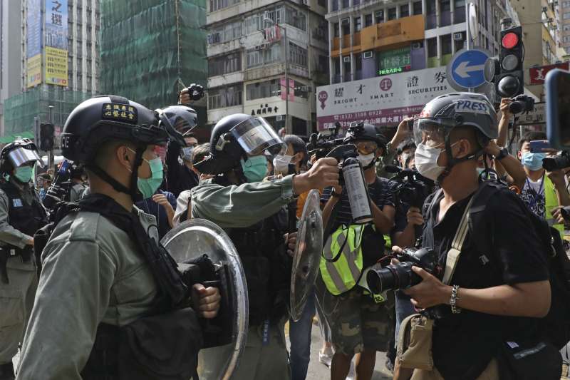 2020年4月,香港壟罩在新冠肺炎疫情中,警察與示威者都戴著口罩。(AP) 2020年4月,香港壟罩在新冠肺炎疫情中,警察與示威者都戴著口罩。(AP)