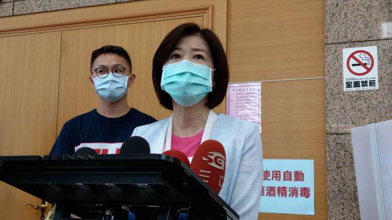 20200508-文傳會主委王育敏(右)8日出面致歉。(潘維庭攝) 20200508-文傳會主委王育敏(右)8日出面致歉。(潘維庭攝)
