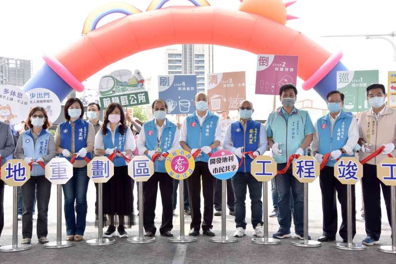 市長韓國瑜率領市府團隊及民意代表共同剪綵、宣告通車，象徵多功能經貿園區開發往前邁進一步，韓國瑜感謝中石化公司配合市府重劃政策，相信未來能對招商引資發揮助攻效果，活絡經濟繁榮發展。（圖/徐炳文攝）