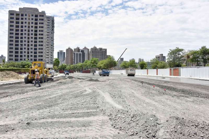 鐵路地下化後，市區陸橋陸續拆除、地下道填平，緊接道路的開通可縫合原先因鐵道分隔而造成的不便，施工團隊除了加緊趕工外，要將工程品質放第一，可望於5月31日提前開放通車供民眾使用。（圖／徐炳文攝）