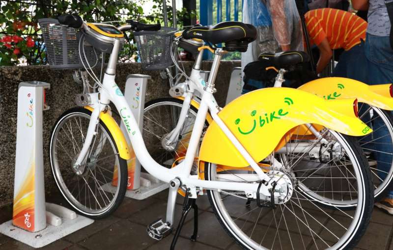 高雄YouBike 2.0公共自行車系統採設站靈活、無需用電的輕樁系統，提供市民密度更高、使用更方便、騎乘更舒適、借還更容易。（圖/徐炳文攝）