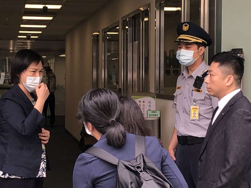 張榮發三子張國政連襟謝國獻(右)帶著一位律師、一位會計師,到長榮國際公司查帳。(謝國獻提供) 張榮發三子張國政連襟謝國獻(右)帶著一位律師、一位會計師,到長榮國際公司查帳。(謝國獻提供)