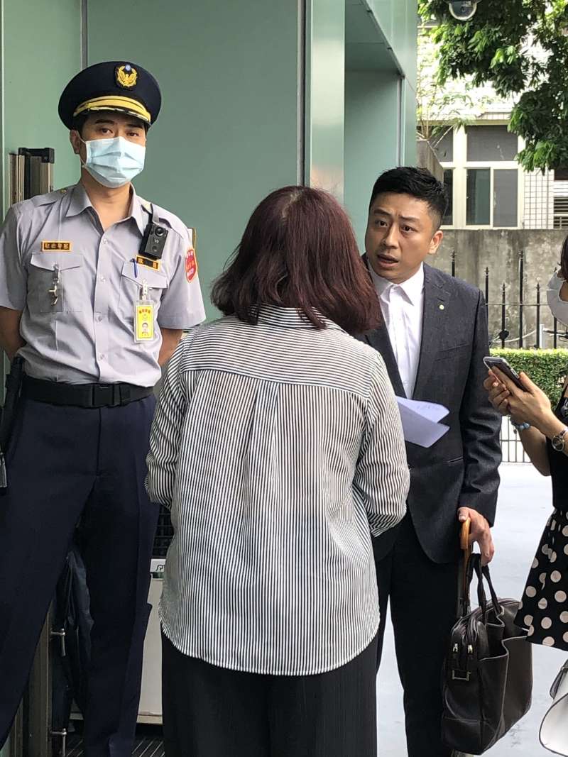 謝國獻前往長榮國際查帳,聲稱自己被擋在門口苦等一小時。(謝國獻提供) 謝國獻前往長榮國際查帳,聲稱自己被擋在門口苦等一小時。(謝國獻提供)