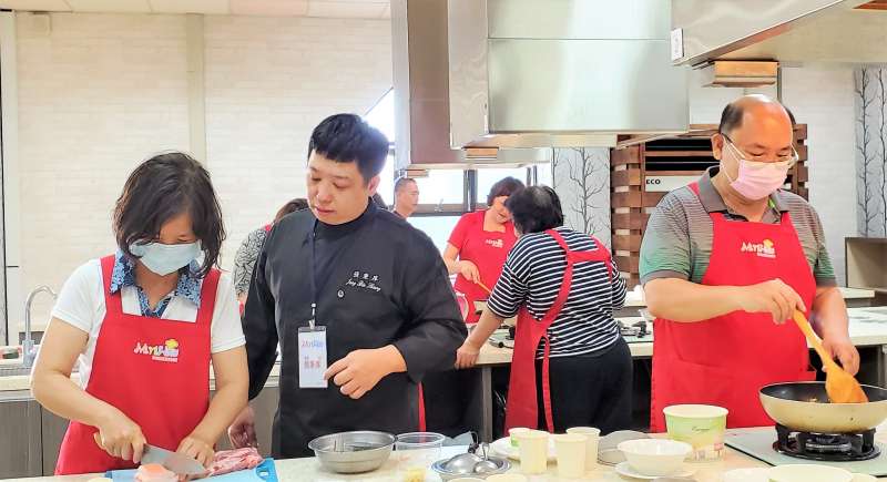 農業局近年開辦『Mini way覓味廚房』料理課程，透過親自料理，產生對高市農產品的認同，因應新冠肺炎改變民眾生活型態，覓味廚房推出線上課程視頻教學，推廣在地食材，圖為教學實況。（圖/徐炳文攝）