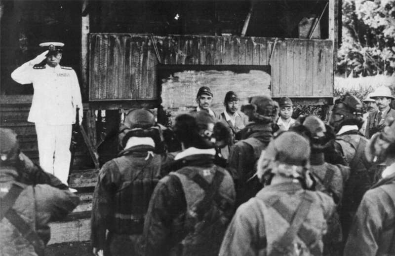 日本海軍大將山本五十六陣亡前最後一張照片,1943年4月18日。(維基百科.公有領域) 日本海軍大將山本五十六陣亡前最後一張照片,1943年4月18日。(維基百科.公有領域)