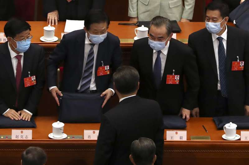 2020年中國兩會。第13屆全國人大:中國外長王毅(右2)與中國國家主席習近平(背對者)交談(AP) 2020年中國兩會。第13屆全國人大:中國外長王毅(右2)與中國國家主席習近平(背對者)交談(AP)