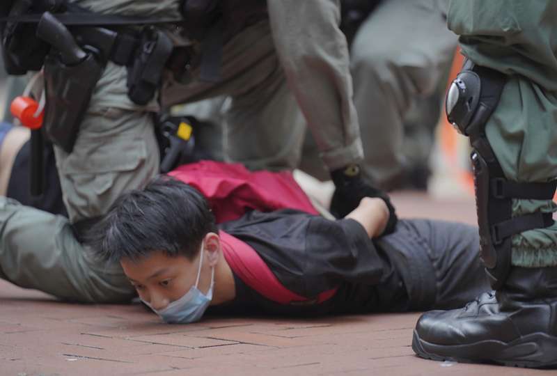 2020年5月24日，香港市民走上街頭抗議「港版國安法」，警方強力鎮壓（AP）