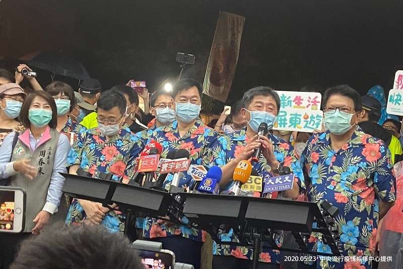 陳時中23日率「防疫五月天」逛墾丁大街,身上穿的花襯衫與腳上木屐爆紅。(圖/中央流行疫情指揮中心提供) 陳時中23日率「防疫五月天」逛墾丁大街,身上穿的花襯衫與腳上木屐爆紅。(圖/中央流行疫情指揮中心提供)