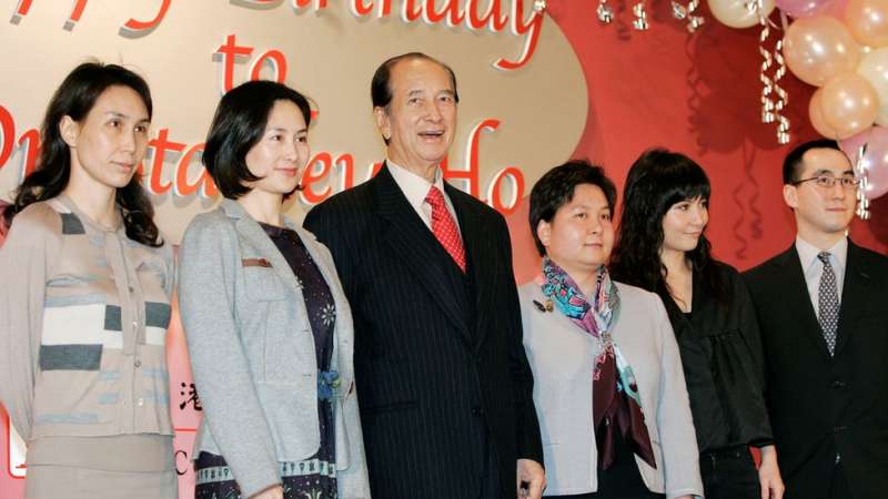 7何鴻燊與二房子女:何超鳳(左一)、何超瓊(左二)、何超蕸(右三)、何超儀(右二)、何猷龍(右一)。(圖/BBC News) 7何鴻燊與二房子女:何超鳳(左一)、何超瓊(左二)、何超蕸(右三)、何超儀(右二)、何猷龍(右一)。(圖/BBC News)
