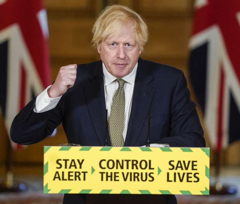 英國首相強森的防疫記者會,標語牌寫著「保持警覺、控制病毒、拯救生命」。(AP) 英國首相強森的防疫記者會,標語牌寫著「保持警覺、控制病毒、拯救生命」。(AP)