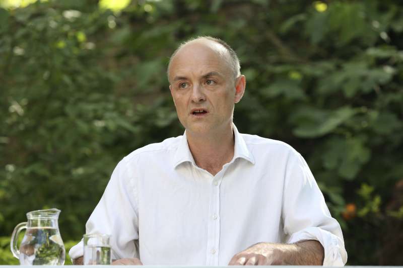 英國首相高級顧問康明斯,被踢爆應居家隔離期間到處亂跑,5月25日親自開記者會說明。(AP) 英國首相高級顧問康明斯,被踢爆應居家隔離期間到處亂跑,5月25日親自開記者會說明。(AP)