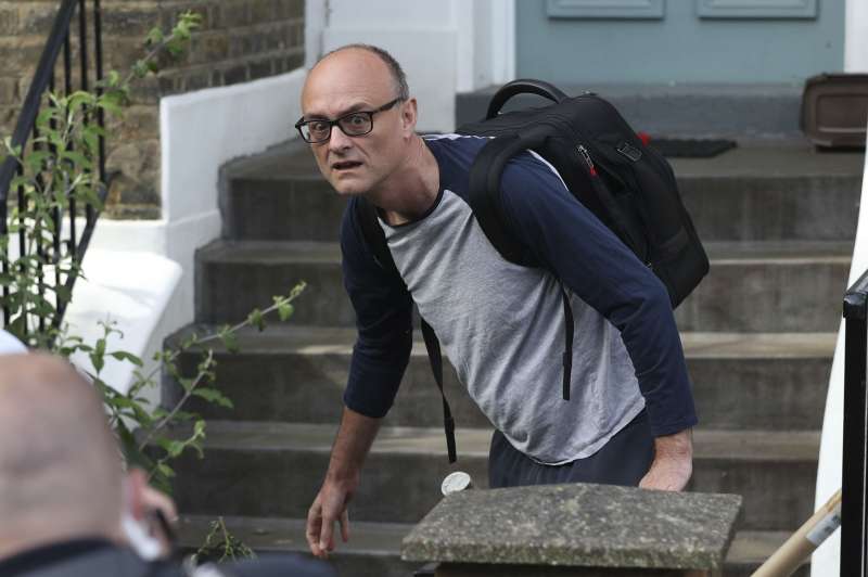 英國首相高級顧問康明斯是脫歐陣營的操盤大將,日前卻被踢爆應居家隔離期間到處亂跑,引發極大風波。(AP) 英國首相高級顧問康明斯是脫歐陣營的操盤大將,日前卻被踢爆應居家隔離期間到處亂跑,引發極大風波。(AP)
