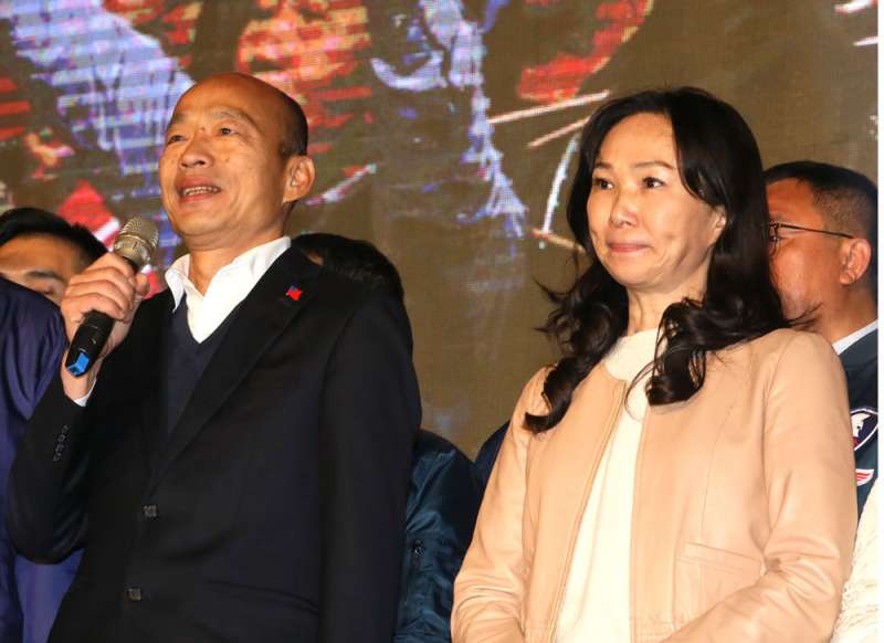 面對罷韓投票,韓國瑜妻子李佳芬(右)始終沒有公開出手。(柯承惠攝) 面對罷韓投票,韓國瑜妻子李佳芬(右)始終沒有公開出手。(柯承惠攝)