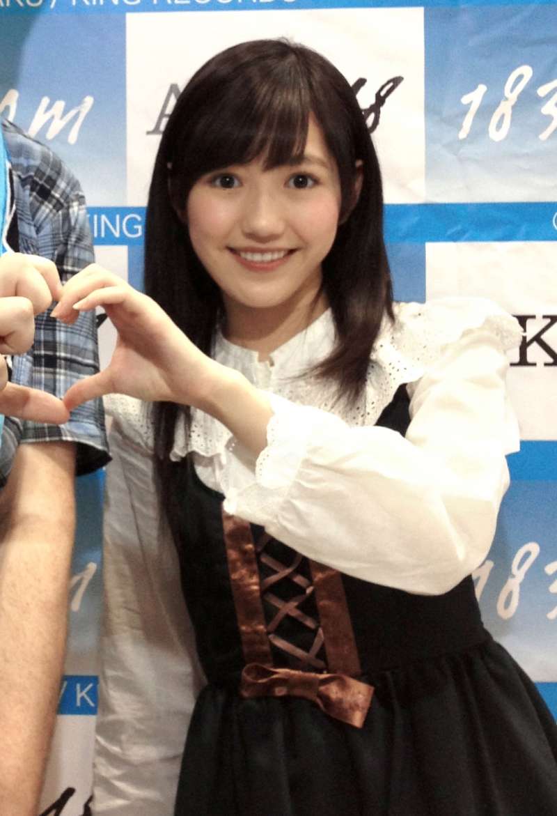 原本被粉絲認為會紮雙馬尾紮到畢業的渡邊麻友,悄悄的將雙馬尾的髮繩解開了。(圖/翻攝自youtube) 原本被粉絲認為會紮雙馬尾紮到畢業的渡邊麻友,悄悄的將雙馬尾的髮繩解開了。(圖/翻攝自youtube)