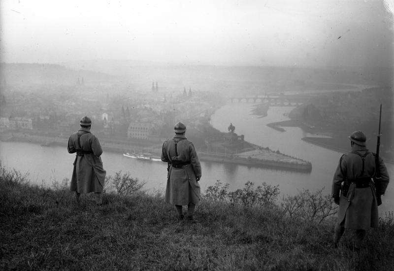 在占領萊茵蘭期間，法國士兵在觀察萊茵河。（Bundesarchiv, Bild 102-08810 /維基百科）