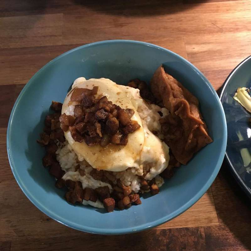 吃來甜而不膩的滷肉飯，老闆娘說是「台南口味」，動福蛋水波蛋選用從小開始不打藥、特別吃調配飼料的雞所生，滷肉飯套餐有附時蔬跟味噌魚丸湯。（圖/童鈴雅攝）